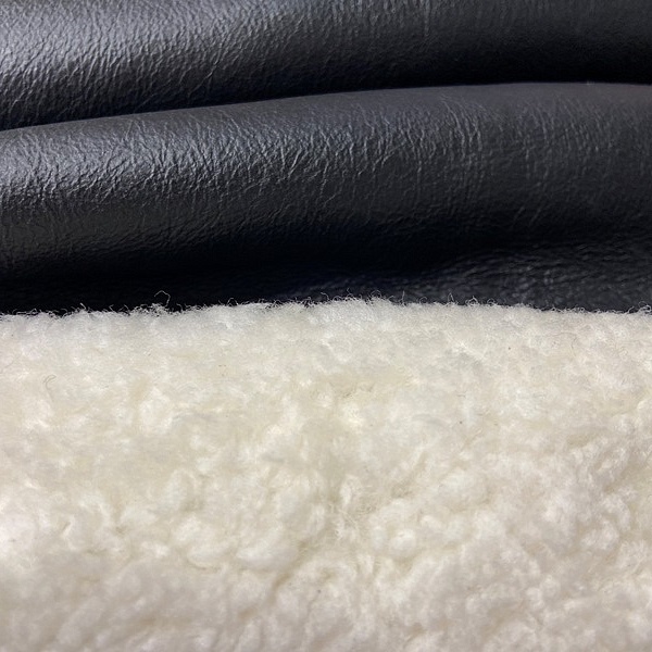 Натуральная меховая овчина, одёжная, цвет - Белый мех, Чёрная кожа